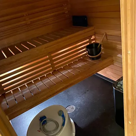 3 Bedrooms, Close To The Center, Sauna, Free Parking شقة